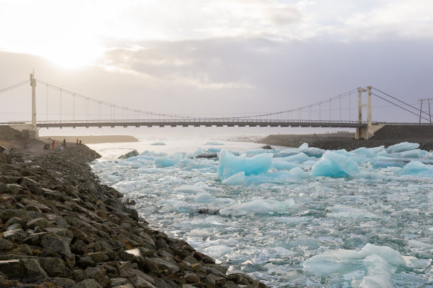 用大块的冰在河上架桥图片下载
