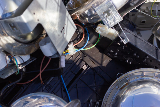 电缆和电器废料在收集中心进行回收。循环经济图片下载