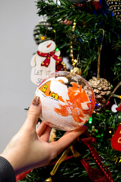 在圣诞树上悬挂圣诞装饰品和装饰品图片下载