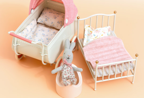 小兔子坐在便盆上。图片下载