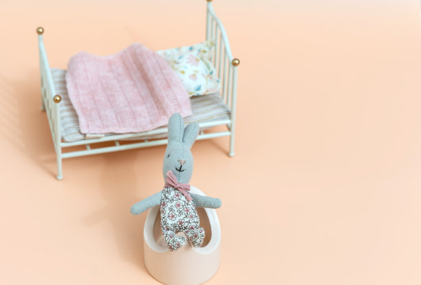 小兔子坐在便盆上。图片下载