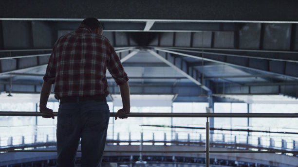 农场专家检查谷仓与现代奶牛挤奶自动在机器人牛棚。图片下载