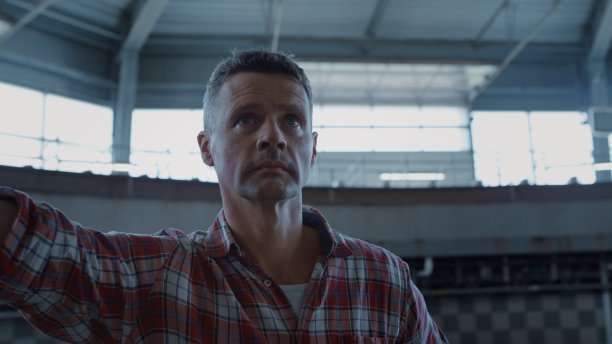 农民检查奶牛场设备。牲畜工人检查奶牛挤奶图片下载