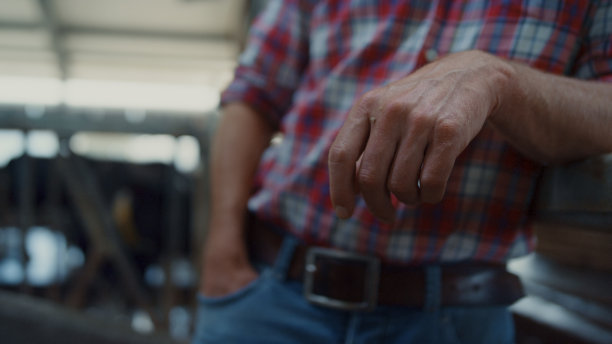 工人牲畜设施倾斜围栏摆相机在农村谷仓特写。图片下载