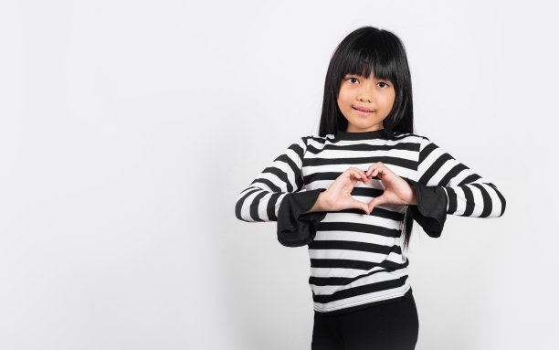 10岁的亚洲小孩出现心脏迹象图片下载