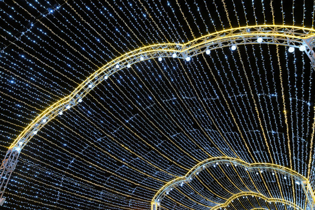 新年装饰灯火通明。头顶上帐篷的灯光。图片下载