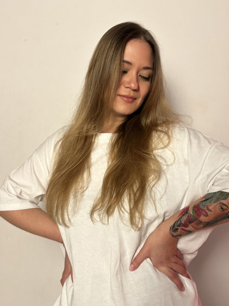 年轻漂亮的女人，长发，绿眼睛，穿着白t恤图片下载