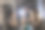 三个年轻人在健身房放松聊天图片下载