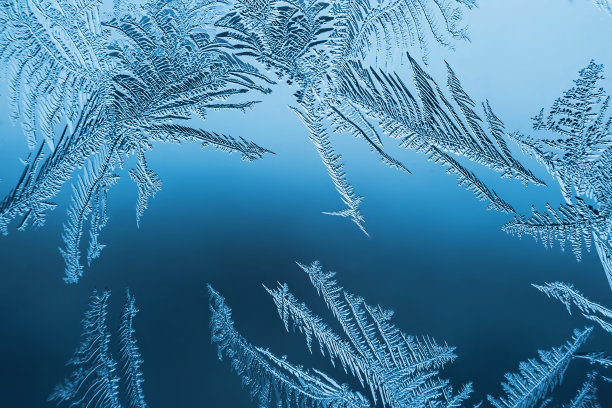 玻璃上抽象的霜冻图案，背景纹理图片下载