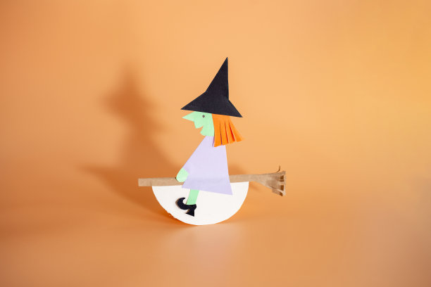 孩子们的万圣节纸工艺品图片下载