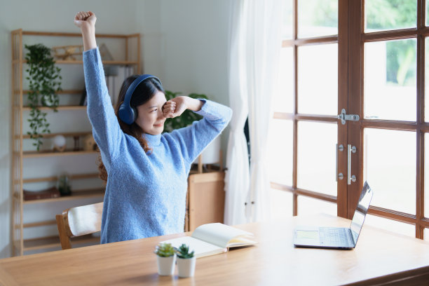 年轻女子的肖像显示疲劳的在线学习在家里图片下载