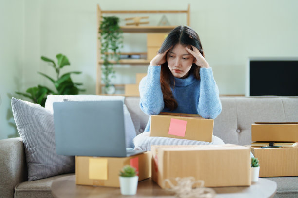 开始小生意的独立亚洲女性企业家，她担心她的业务销售没有达到目标设定。中小企业的概念图片下载