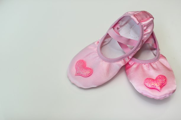 我练习时脱下的芭蕾舞鞋图片下载