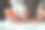 电工用万用表测量电池电压。图片下载