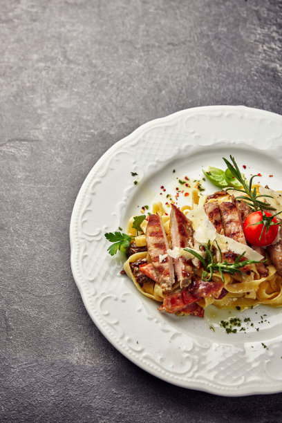 盘子里装饰精美的食物图片下载