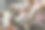 女人戴着手套，带着自制的沐浴炸弹坐在桌子旁，特写图片下载