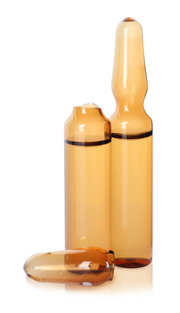 打开和关闭的玻璃安瓿与药品在白色背景图片下载