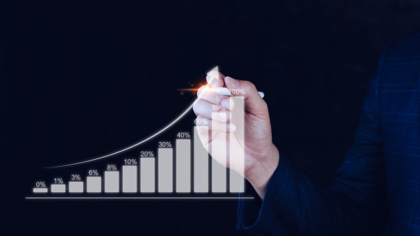 商人用手触摸代表利润增长的图表，财务符号出现图片下载