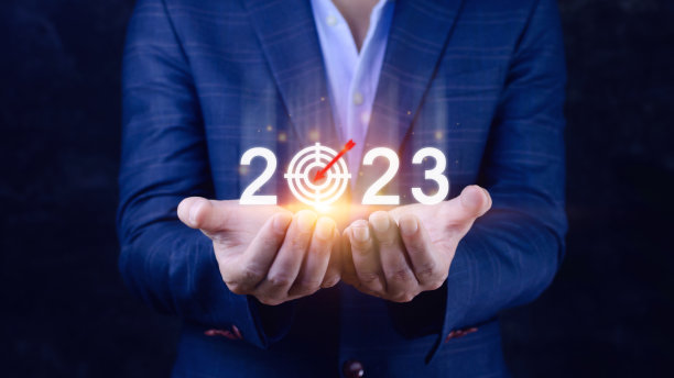 2023年业务目标图标，手指着2023虚拟屏幕，开始2023年的目标计划，行动计划，战略，新的一年业务愿景。图片下载
