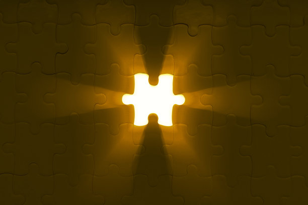 阳光从一块丢失的拼图上的洞里照进来。图片下载