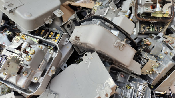 电表设备损坏放置在板条箱内。图片下载