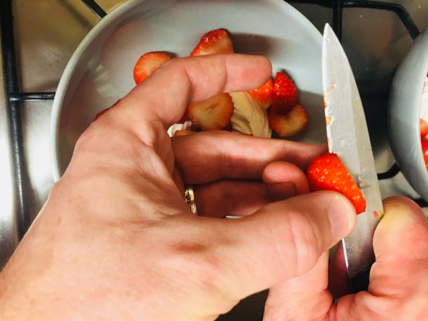 男子准备新鲜水果图片下载