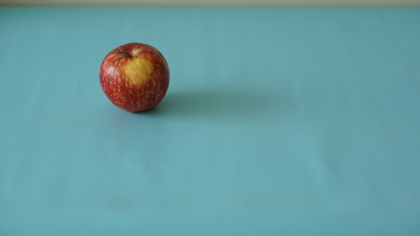 蓝色背景下的苹果图片下载
