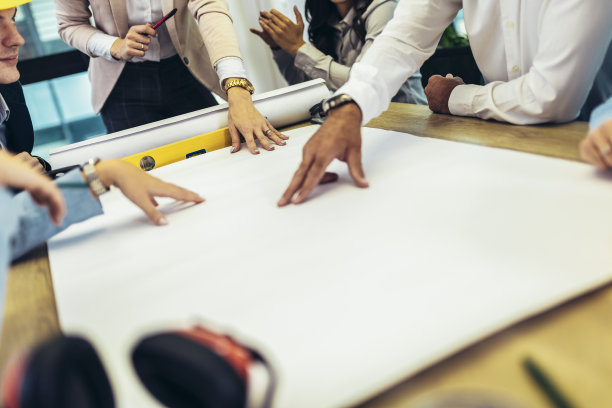 建筑师、设计师和工程师在现代化办公室开会图片下载