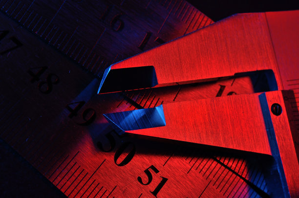 卡尺和金属尺在红色和蓝色照明。特写镜头。图片下载