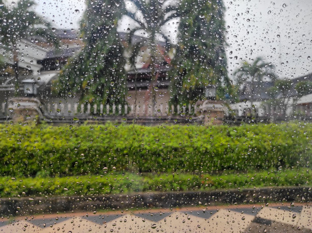 雨滴打在车窗上图片下载