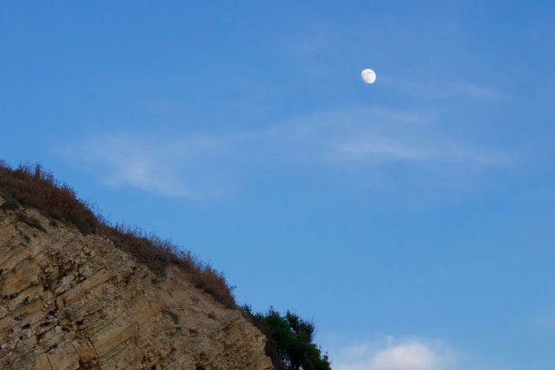 小月亮挂在天上。图片下载