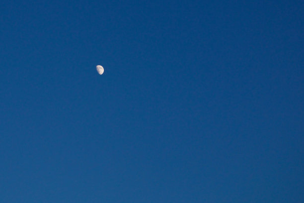 小月亮挂在天上。图片下载