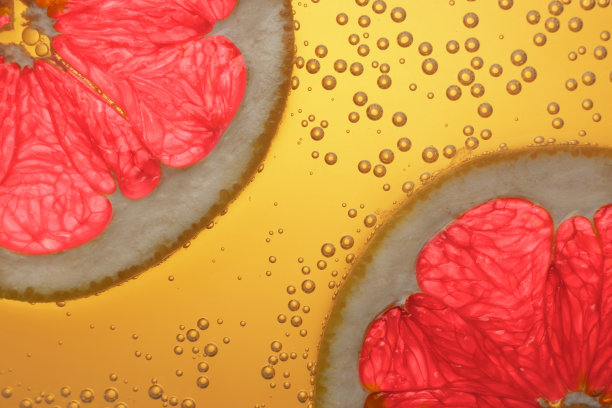 柚子泡在水里。图片下载