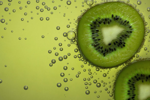猕猴桃切片，带气泡。图片下载