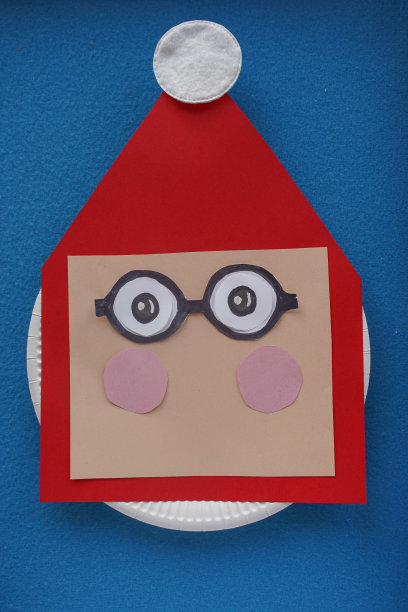 圣诞圣诞贺卡手工制作。一步一步的照片指导。DIY的概念。剪下粉红色的圆圈，把它们粘在眼镜下面，这就是圣诞老人的脸颊。9-14步。俯视图，平面布局图片下载