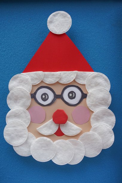 圣诞圣诞贺卡手工制作。一步一步的照片指导。DIY的概念。在脸上粘上大量的化妆棉，形成圣诞老人浓密的胡须。完成。14-14步。俯视图，平面布局图片下载