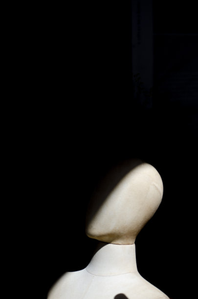 人体模特的头背光在窗户里图片下载