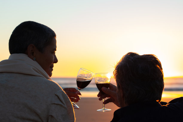老年夫妇在野餐时喝红酒图片下载
