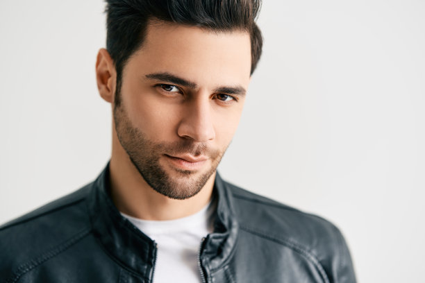 近距离的肖像英俊的潮流男子摆姿势在白色的工作室背景图片下载