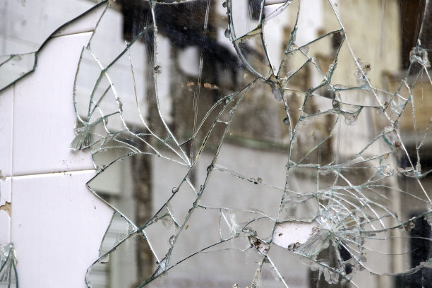 外面镜子碎了图片下载
