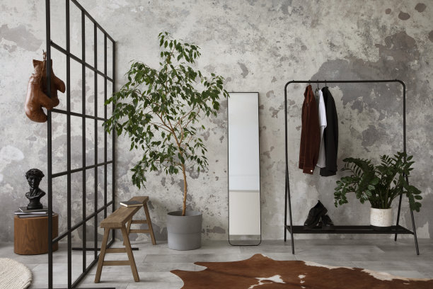 阁楼风格的现代公寓，混凝土墙，挂镜，木凳和优雅的个人配件。阁楼和工业内部。模板。图片下载