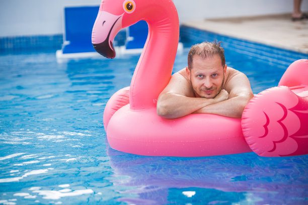 快乐的人在火烈鸟橡胶环图片下载