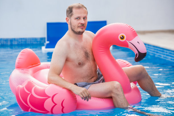 快乐的人在火烈鸟橡胶环图片下载