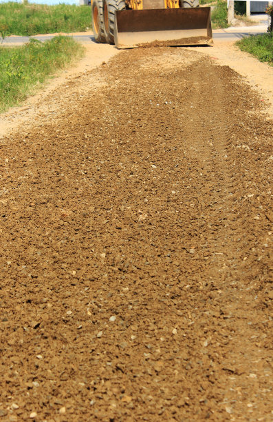 用碎石土铺路的施工。图片下载
