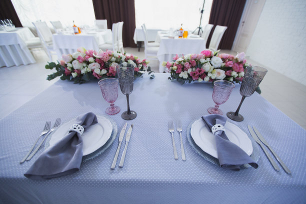宴席:为宴会或婚宴准备的餐桌图片下载