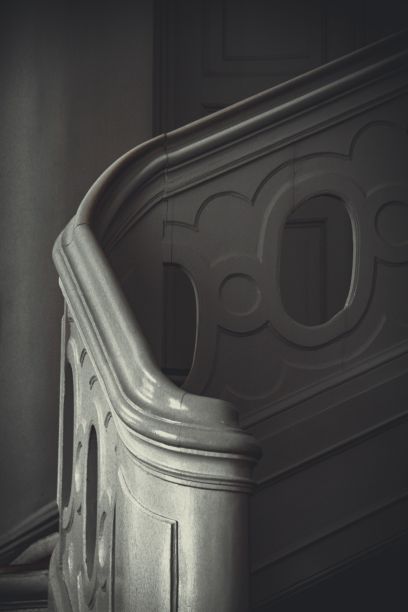 带有雕刻栏杆的楼梯的垂直镜头图片下载