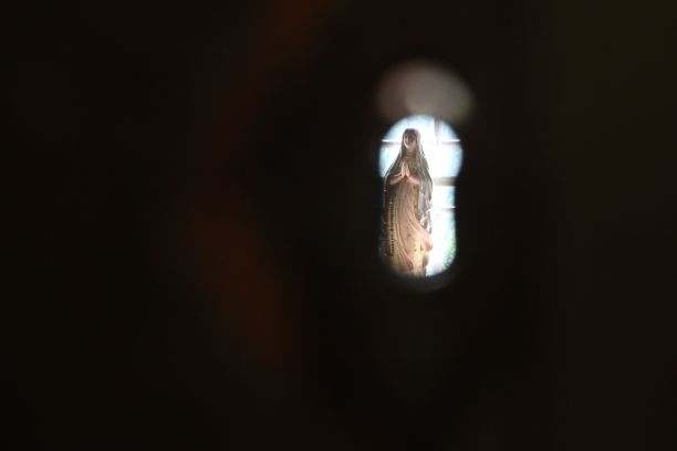 圣母玛利亚在门锁后图片下载