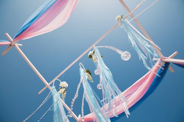 婚礼拱门的背景是粉红色的大海。图片下载