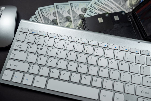 顶视图的白色键盘，金钱，美元，钱包和信用卡孤立在桌子上。图片下载
