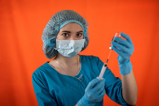 快乐的女医生拿着注射器与疫苗孤立的背景图片下载